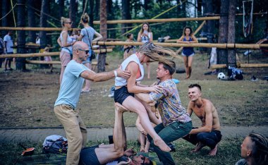 Bialobrzegi, Polonya-Temmuz 13-15, 2019: kişi Wibracje 3,0 Festival Polonya, en büyük farkındalık, müzik ve Polonya yaşam açık hava festivalleri hakkında tutkulu bir konser sırasında eğlenmek