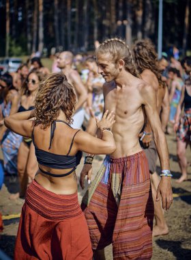 Bialobrzegi, Polonya-Temmuz 13-15, 2019: kişi Wibracje 3,0 Festival Polonya, en büyük farkındalık, müzik ve Polonya yaşam açık hava festivalleri hakkında tutkulu bir konser sırasında eğlenmek