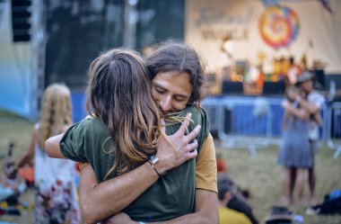 Bialobrzegi, Polonya-Temmuz 13-15, 2019: kişi Wibracje 3,0 Festival Polonya, en büyük farkındalık, müzik ve Polonya yaşam açık hava festivalleri hakkında tutkulu bir konser sırasında eğlenmek