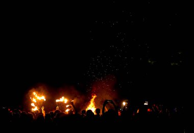 Bialobrzegi, Polonya-Temmuz 13-15, 2019: kişi Wibracje 3,0 Festival Polonya, en büyük farkındalık, müzik ve Polonya yaşam açık hava festivalleri hakkında tutkulu bir konser sırasında eğlenmek