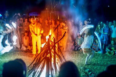Bialobrzegi, Polonya-Temmuz 13-15, 2019: kişi Wibracje 3,0 Festival Polonya, en büyük farkındalık, müzik ve Polonya yaşam açık hava festivalleri hakkında tutkulu bir konser sırasında eğlenmek