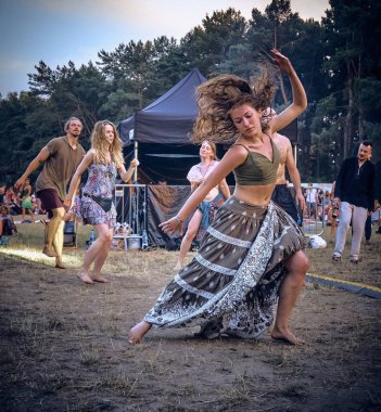Bialobrzegi, Polonya-Temmuz 13-15, 2019: kişi Wibracje 3,0 Festival Polonya, en büyük farkındalık, müzik ve Polonya yaşam açık hava festivalleri hakkında tutkulu bir konser sırasında eğlenmek