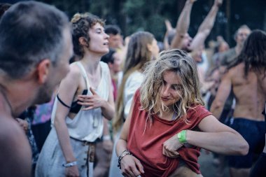 Bialobrzegi, Polonya-Temmuz 13-15, 2019: kişi Wibracje 3,0 Festival Polonya, en büyük farkındalık, müzik ve Polonya yaşam açık hava festivalleri hakkında tutkulu bir konser sırasında eğlenmek