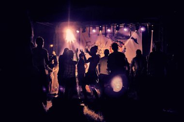 Bialobrzegi, Polonya-Temmuz 13-15, 2019: kişi Wibracje 3,0 Festival Polonya, en büyük farkındalık, müzik ve Polonya yaşam açık hava festivalleri hakkında tutkulu bir konser sırasında eğlenmek