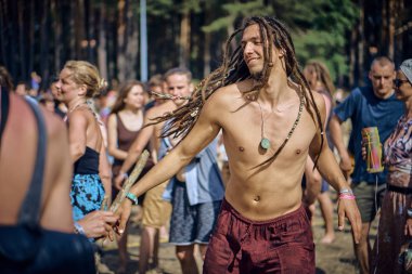 Bialobrzegi, Polonya-Temmuz 13-15, 2019: kişi Wibracje 3,0 Festival Polonya, en büyük farkındalık, müzik ve Polonya yaşam açık hava festivalleri hakkında tutkulu bir konser sırasında eğlenmek