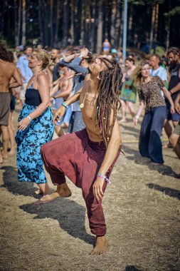 Bialobrzegi, Polonya-Temmuz 13-15, 2019: kişi Wibracje 3,0 Festival Polonya, en büyük farkındalık, müzik ve Polonya yaşam açık hava festivalleri hakkında tutkulu bir konser sırasında eğlenmek