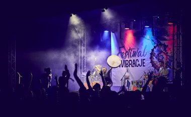 Bialobrzegi, Polonya-Temmuz 13-15, 2019: kişi Wibracje 3,0 Festival Polonya, en büyük farkındalık, müzik ve Polonya yaşam açık hava festivalleri hakkında tutkulu bir konser sırasında eğlenmek