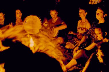 Bialobrzegi, Polonya-Temmuz 13-15, 2019: kişi Wibracje 3,0 Festival Polonya, en büyük farkındalık, müzik ve Polonya yaşam açık hava festivalleri hakkında tutkulu bir konser sırasında eğlenmek