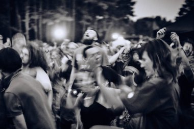 Bialobrzegi, Polonya-Temmuz 13-15, 2019: kişi Wibracje 3,0 Festival Polonya, en büyük farkındalık, müzik ve Polonya yaşam açık hava festivalleri hakkında tutkulu bir konser sırasında eğlenmek