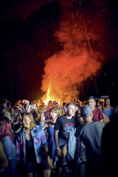 Bialobrzegi, Polsko-Červenec 13-15, 2019: lidé se baví během koncertu na festivalu Wibracje 3,0 Polsko, jedné z největších povědomí, hudby a vášnivého života na otevřeném vzdušných festivalech v Polsku — Stock fotografie