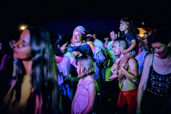 Bialobrzegi, Lengyelország-július 13-15, 2019: az emberek a szórakozás során koncert a Wibracje 3,0 fesztivál Lengyelországban, az egyik legnagyobb tudatosság, a zene és szenvedélyes élet szabadtéri fesztiválok Lengyelországban — Stock Fotó