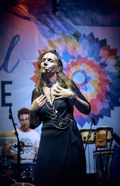 Bialobrzegi, Polonya-13 Temmuz 2019: Wibracje 3,0 Festivali Polonya, en büyük farkındalık, müzik ve yaşam açık hava festivalleri hakkında tutkulu bir konser sırasında müzik ve dans Band freedance