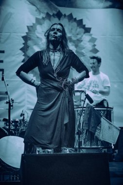 Bialobrzegi, Polonya-13 Temmuz 2019: Wibracje 3,0 Festivali Polonya, en büyük farkındalık, müzik ve yaşam açık hava festivalleri hakkında tutkulu bir konser sırasında müzik ve dans Band freedance