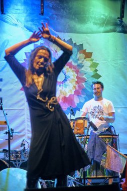 Bialobrzegi, Polonya-13 Temmuz 2019: Wibracje 3,0 Festivali Polonya, en büyük farkındalık, müzik ve yaşam açık hava festivalleri hakkında tutkulu bir konser sırasında müzik ve dans Band freedance