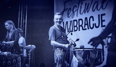 Bialobrzegi, Polonya-13 Temmuz 2019: Wibracje 3,0 Festivali Polonya, en büyük farkındalık, müzik ve yaşam açık hava festivalleri hakkında tutkulu bir konser sırasında müzik ve dans Band freedance