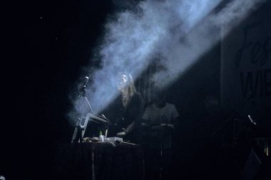 Bialobrzegi, Polonya-13 Temmuz 2019: Wibracje 3,0 Festivali Polonya, en büyük farkındalık, müzik ve yaşam açık hava festivalleri hakkında tutkulu bir konser sırasında müzik ve dans Band freedance