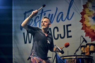 Bialobrzegi, Polonya-13 Temmuz 2019: Wibracje 3,0 Festivali Polonya, en büyük farkındalık, müzik ve yaşam açık hava festivalleri hakkında tutkulu bir konser sırasında müzik ve dans Band freedance