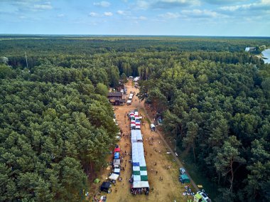 Bialobrzegi, Polonya-Temmuz 13-15, 2019: güzel panoramik hava drone görünüm insanlar eğlenmek üzerinde konser sırasında Wibracje 3,0 Festival Polonya-Polonya 'da en büyük açık hava festivalleri biri