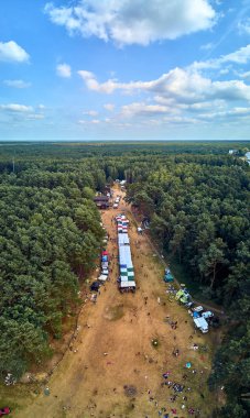 Bialobrzegi, Polonya-Temmuz 13-15, 2019: güzel panoramik hava drone görünüm insanlar eğlenmek üzerinde konser sırasında Wibracje 3,0 Festival Polonya-Polonya 'da en büyük açık hava festivalleri biri