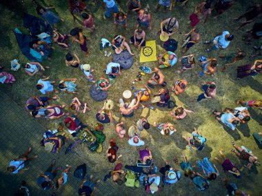Bialobrzegi, Polonya-Temmuz 13-15, 2019: güzel panoramik hava drone görünüm insanlar eğlenmek üzerinde konser sırasında Wibracje 3,0 Festival Polonya-Polonya 'da en büyük açık hava festivalleri biri