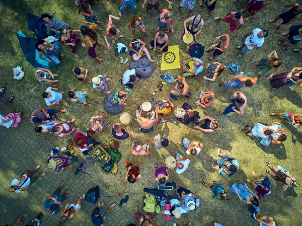Bialobrzegi, Polsko-Červenec 13-15, 2019: krásný panoramatický vzdušný výhled na lidi, kteří se baví během koncertu na Wibracje 3,0 Polsko-jeden z největších otevřených leteckých festivalů v Polsku — Stock fotografie