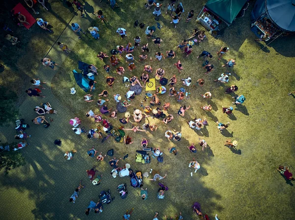 Bialobrzegi, Polsko-Červenec 13-15, 2019: krásný panoramatický vzdušný výhled na lidi, kteří se baví během koncertu na Wibracje 3,0 Polsko-jeden z největších otevřených leteckých festivalů v Polsku — Stock fotografie