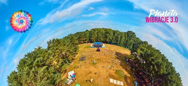 BIALOBRZEGI, POLAND - JULY 13-15, 2019: Beautiful panoramic aerial drone view on people having fun during concert on the Wibracje 3.0 Festival Poland - one of the biggest open air festivals in Poland — Stock Photo, Image