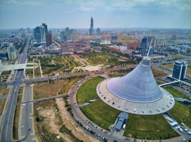 Nur-Sultan, Kazakistan - 29 Temmuz: Gökdelenler ve Khan Shatyr Entertainment Center, Kazakistan (Qazaqstan) ile Nur-Sultan veya Nursultan (Astana) şehir merkezine güzel panoramik havadan drone görünümü)