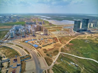 Nur-Sultan, Kazakistan - 29 Temmuz: Gökdelenler ve Khan Shatyr Entertainment Center, Kazakistan (Qazaqstan) ile Nur-Sultan veya Nursultan (Astana) şehir merkezine güzel panoramik havadan drone görünümü)