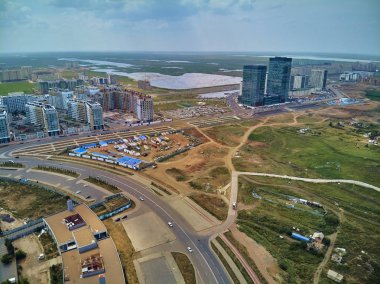 Nur-Sultan, Kazakistan - 29 Temmuz: Gökdelenler ve Khan Shatyr Entertainment Center, Kazakistan (Qazaqstan) ile Nur-Sultan veya Nursultan (Astana) şehir merkezine güzel panoramik havadan drone görünümü)