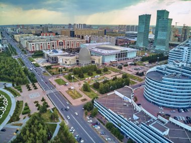 Nur-Sultan, Kazakistan - 29 Temmuz: Gökdelenler ve Baiterek Kulesi ile Nur-Sultan veya Nursultan (Astana) şehir merkezine güzel panoramik hava drone görünümü, Kazakistan (Qazaqstan)