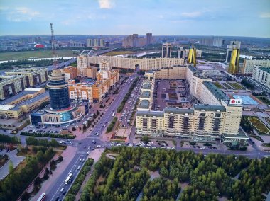 Nur-Sultan, Kazakistan - 29 Temmuz: Gökdelenler ve Baiterek Kulesi ile Nur-Sultan veya Nursultan (Astana) şehir merkezine güzel panoramik hava drone görünümü, Kazakistan (Qazaqstan)