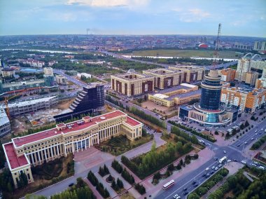 Nur-Sultan, Kazakistan - 29 Temmuz: Gökdelenler ve Baiterek Kulesi ile Nur-Sultan veya Nursultan (Astana) şehir merkezine güzel panoramik hava drone görünümü, Kazakistan (Qazaqstan)