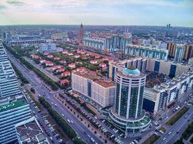 Nur-Sultan, Kazakistan - 29 Temmuz: Gökdelenler ve Baiterek Kulesi ile Nur-Sultan veya Nursultan (Astana) şehir merkezine güzel panoramik hava drone görünümü, Kazakistan (Qazaqstan)