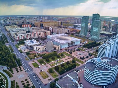 Nur-Sultan, Kazakistan - 29 Temmuz: Gökdelenler ve Baiterek Kulesi ile Nur-Sultan veya Nursultan (Astana) şehir merkezine güzel panoramik hava drone görünümü, Kazakistan (Qazaqstan)