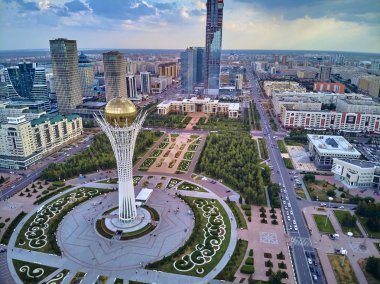 Nur-Sultan, Kazakistan - 29 Temmuz: Gökdelenler ve Baiterek Kulesi ile Nur-Sultan veya Nursultan (Astana) şehir merkezine güzel panoramik hava drone görünümü, Kazakistan (Qazaqstan)