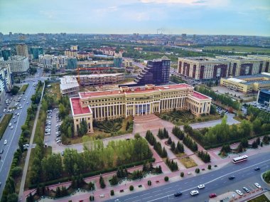 Nur-Sultan, Kazakistan - 29 Temmuz: Gökdelenler ve Baiterek Kulesi ile Nur-Sultan veya Nursultan (Astana) şehir merkezine güzel panoramik hava drone görünümü, Kazakistan (Qazaqstan)