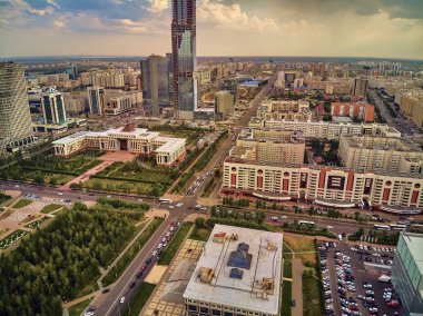 Nur-Sultan, Kazakistan - 29 Temmuz: Gökdelenler ve Baiterek Kulesi ile Nur-Sultan veya Nursultan (Astana) şehir merkezine güzel panoramik hava drone görünümü, Kazakistan (Qazaqstan)