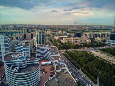Nur-Sultan, Kazakistan - 29 Temmuz: Gökdelenler ve Baiterek Kulesi ile Nur-Sultan veya Nursultan (Astana) şehir merkezine güzel panoramik hava drone görünümü, Kazakistan (Qazaqstan)
