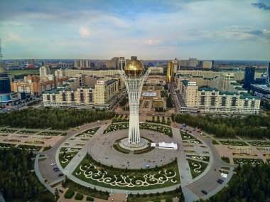 Nur-Sultan, Kazakistan - 29 Temmuz: Gökdelenler ve Baiterek Kulesi ile Nur-Sultan veya Nursultan (Astana) şehir merkezine güzel panoramik hava drone görünümü, Kazakistan (Qazaqstan)