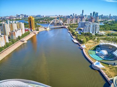 Nur-Sultan, Kazakistan - 30 Temmuz: Ishim Nehri Embankment 'e güzel panoramik hava aracı manzarası Gökdelenleri ve modern yaya köprüsü olan Nur-Sultan (Astana) şehir merkezi