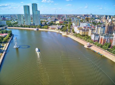 Nur-Sultan, Kazakistan - 30 Temmuz: Ishim Nehri Embankment 'e güzel panoramik hava aracı manzarası Gökdelenleri ve modern yaya köprüsü olan Nur-Sultan (Astana) şehir merkezi