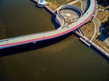 Nur-Sultan, Kazakistan - 30 Temmuz: Ishim Nehri Embankment 'e güzel panoramik hava aracı manzarası Gökdelenleri ve modern yaya köprüsü olan Nur-Sultan (Astana) şehir merkezi