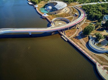 Nur-Sultan, Kazakistan - 30 Temmuz: Ishim Nehri Embankment 'e güzel panoramik hava aracı manzarası Gökdelenleri ve modern yaya köprüsü olan Nur-Sultan (Astana) şehir merkezi