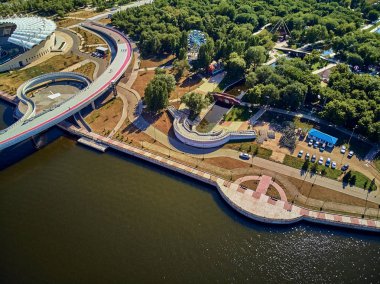 Nur-Sultan, Kazakistan - 30 Temmuz: Ishim Nehri Embankment 'e güzel panoramik hava aracı manzarası Gökdelenleri ve modern yaya köprüsü olan Nur-Sultan (Astana) şehir merkezi