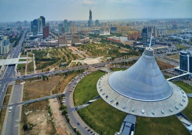 Nur-Sultan, Kazakistan - 29 Temmuz: Gökdelenler ve Khan Shatyr Entertainment Center, Kazakistan (Qazaqstan) ile Nur-Sultan veya Nursultan (Astana) şehir merkezine güzel panoramik havadan drone görünümü)