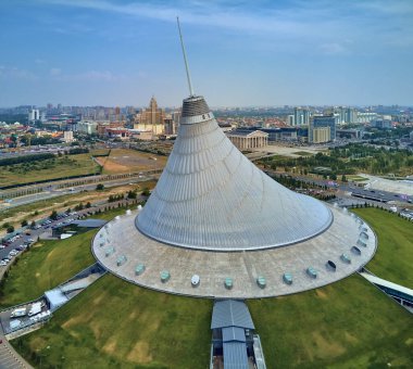 Nur-Sultan, Kazakistan - 29 Temmuz: Gökdelenler ve Khan Shatyr Entertainment Center, Kazakistan (Qazaqstan) ile Nur-Sultan veya Nursultan (Astana) şehir merkezine güzel panoramik havadan drone görünümü)
