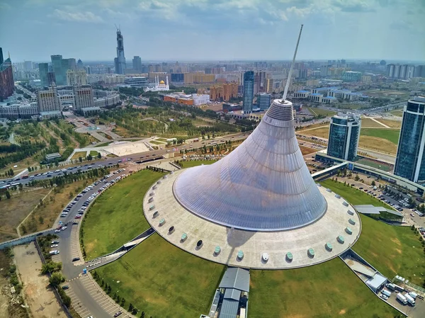 Nur-Sultan, Kazakistan - 29 Temmuz: Gökdelenler ve Khan Shatyr Entertainment Center, Kazakistan (Qazaqstan) ile Nur-Sultan veya Nursultan (Astana) şehir merkezine güzel panoramik havadan drone görünümü)