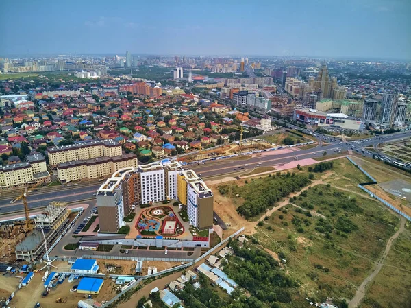 Nur-Sultan, Kazakistan - 29 Temmuz: Gökdelenler ve Khan Shatyr Entertainment Center, Kazakistan (Qazaqstan) ile Nur-Sultan veya Nursultan (Astana) şehir merkezine güzel panoramik havadan drone görünümü)