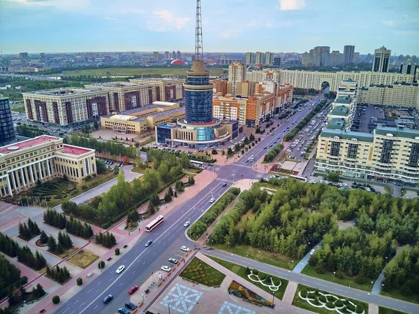 NUR-SULTAN, KAZAKHSTAN - 29 de julio: Hermosa vista panorámica del dron aéreo al centro de Nur-Sultan o Nursultan (Astana) con rascacielos y la Torre Baiterek, Kazajstán (Qazaqstan ) —  Fotos de Stock